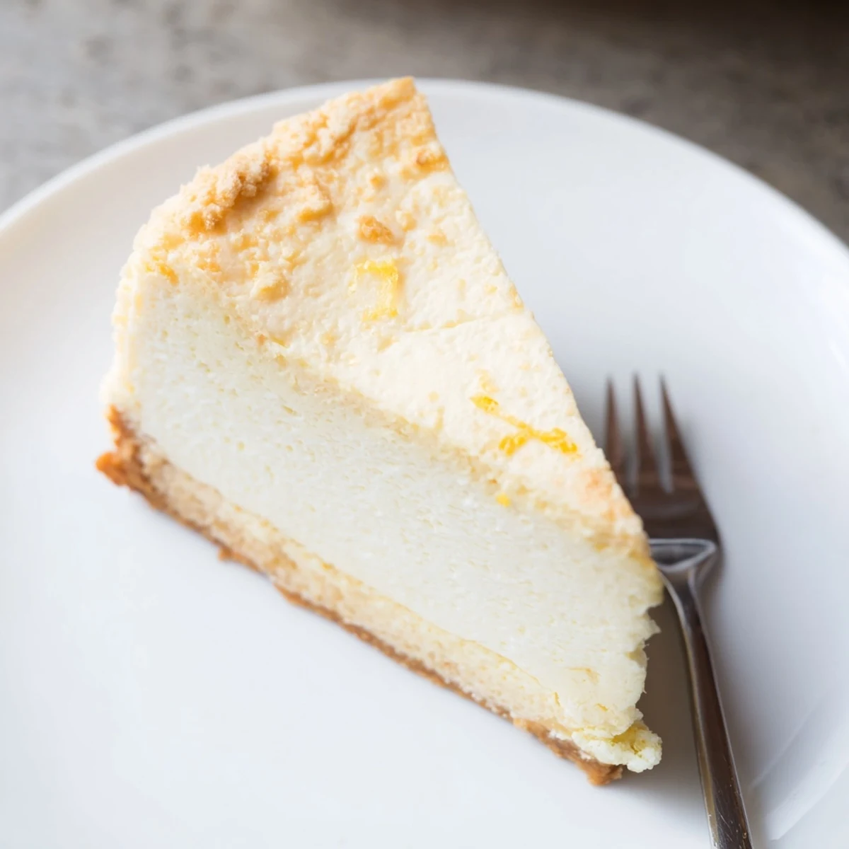 Köstlicher Quark Cheesecake, ideal für jede Feier, untermalt von Limettenzeste.