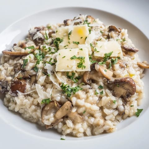 Goldbraune Pilze in diesem köstlichen italienischen Mushroom Risotto, serviert mit frischem Petersilien-Garnitur.