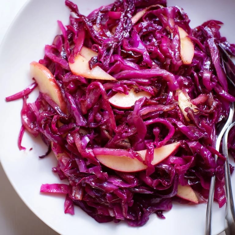 Vibrante Portion gebratenen Rotkohls mit saftigen Äpfeln, ideal zu Festessen.