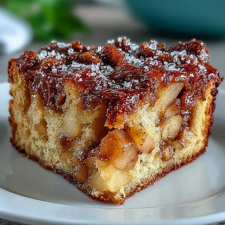 Zarter gebackener Apfelkuchen im Auflaufstil, perfekt zum Frühstück.